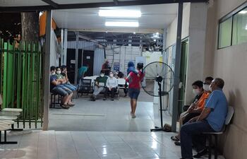 Una importante cantidad de pacientes se encuentra aguardando a ser atendidas en urgencias de adultos en el Hospital Materno Infantil de Loma Pyta.