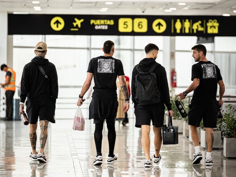 Los jugadores de Olimpia previo al viaje a Santiago de Chile para el debut en la Copa Sudamericana 2026.