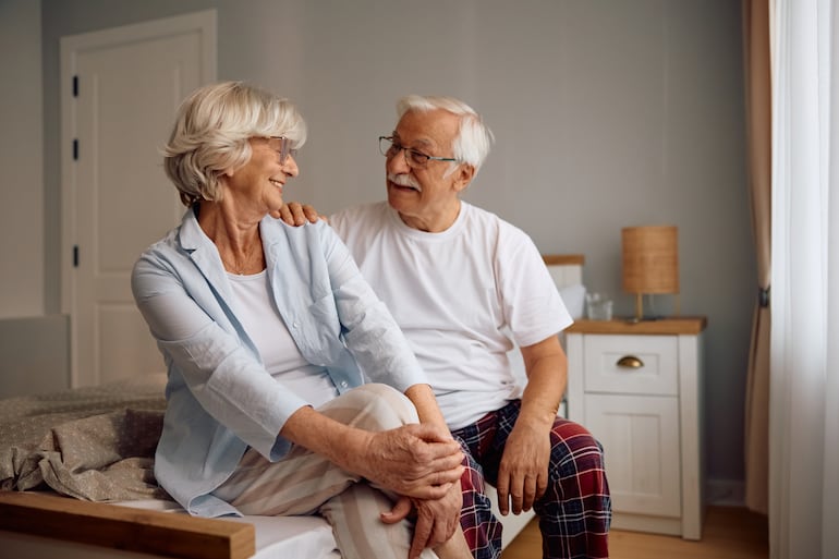 Pareja de adultos mayores en la cama.
