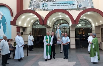 La novena de la Virgen de la Medalla Milagrosa inició con una procesión por la ciudad.