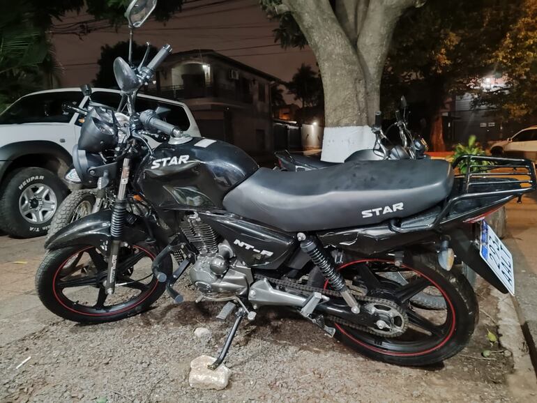 Motocicleta en la que iba Juan Antonio Cazal víctima fatal de accidente de tránsito en San Lorenzo.