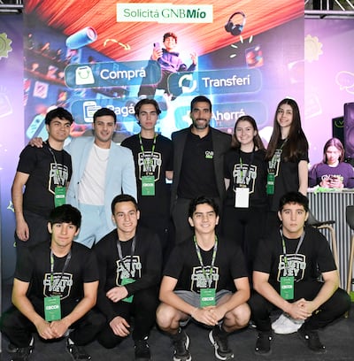 Grupo de diez personas en el Colegio Cristo Rey, todos con camisetas negras que dicen 'Cristo Rey', sonriendo y en un ambiente luminoso.