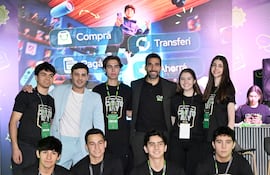 Grupo de diez personas en el Colegio Cristo Rey, todos con camisetas negras que dicen 'Cristo Rey', sonriendo y en un ambiente luminoso.