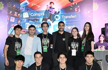 Grupo de diez personas en el Colegio Cristo Rey, todos con camisetas negras que dicen 'Cristo Rey', sonriendo y en un ambiente luminoso.