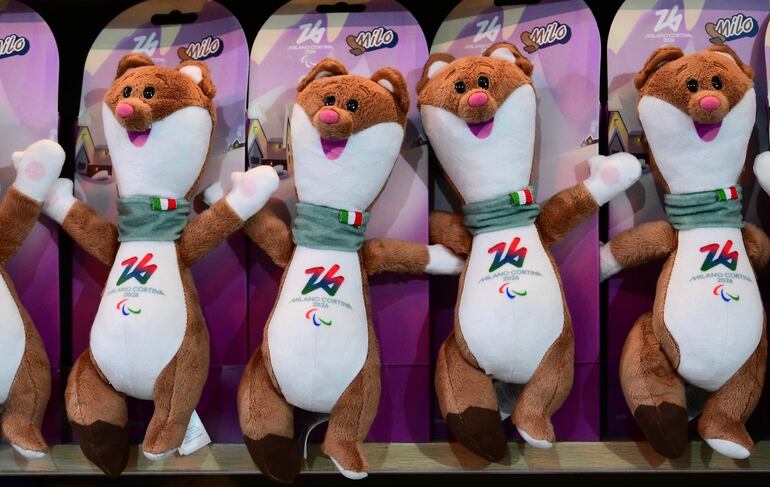Esta fotografía muestra a “Milo”, la mascota de los Juegos Paralímpicos Milano Cortina 2026, exhibida en la megatienda olímpica del centro de Milán el 9 de enero de 2026.