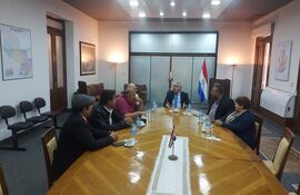 El ministro del interior, Enrique Riera, el viceministro de seguridad interna, Oscar Pereira e integrantes del Consejo de Seguridad y Participación Ciudadana, esperaron en vano al intendente de San Antonio, Santiago Aguilera (PLRA) para la firma de convenio.