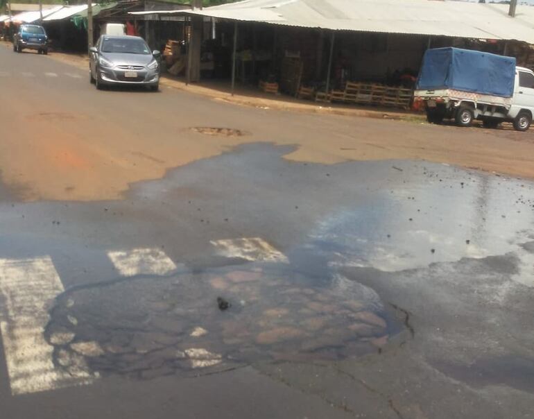 La gráfica es más que elocuente, el agua fluye como de una naciente fluye sobre la calzada. Parte de la calzada ya fue arrastrada por el agua. Esto implica inconvenientes para los automovilistas y un peligro para los motociclistas.