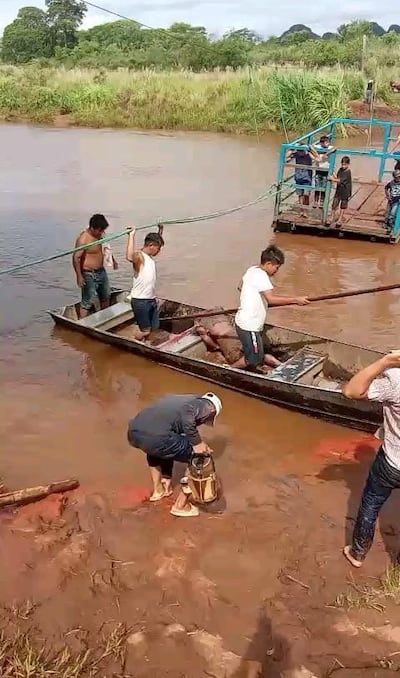 El cuerpo fue rescatado por los lugareños en una canoa.