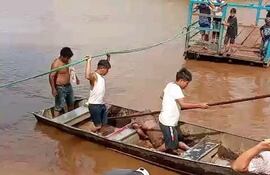 El cuerpo fue rescatado por los lugareños en una canoa.