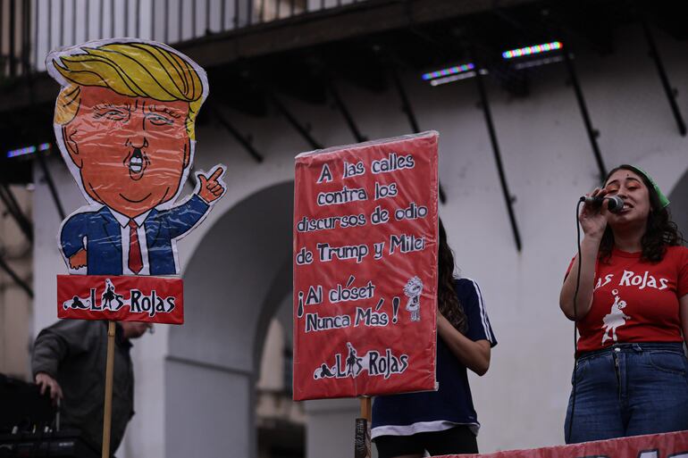 Mujeres participan en una manifestación en el marco del Día Internacional de la Mujer este sábado, en Buenos Aires (Argentina).