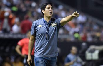 José Gabriel Arrúa Ovelar (38 años), el técnico de Sportivo Trinidense.
