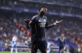 El delantero brasileño del Real Madrid, Vinicius Junior, con el número 07, reacciona durante el partido de la liga española entre el RCD Espanyol y el Real Madrid CF en el estadio RCDE de Cornellà de Llobregat el 3 de mayo de 2026. (Foto de Josep LAGO / AFP)