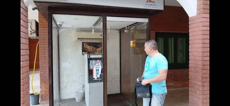 Hombre de pie junto a un cajero automático que no funciona en Fuerte Olimpo