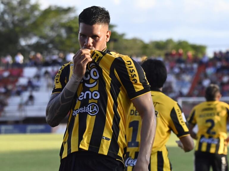 Sebastián Zaracho, futbolista de Guaraní, celebra un gol en el partido frente a General Caballero por la fecha 21 del torneo Clausura 2025 de la Primera División de Paraguay en el estadio Ka'arendy, en Juan León Mallorquín, Paraguay.