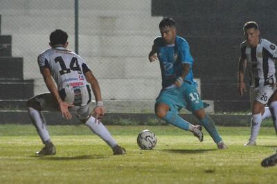 El extremo celeste Fernando Escobar intenta desbordar ante la marca del zaguero Gustavo Vargas, mientras Ángel Colmán observa la acción. (Foto: APF)