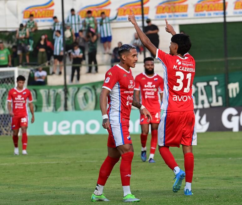 Mauricio Cabrera (31) festeja junto a su compañero, Orlando Gaona Lugo, el tanto apertura del equipo tricolor.