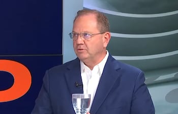 El precandidato de Honor Colorado a la intendencia de Asunción, Camilo Pérez, en los estudios de ABC TV.