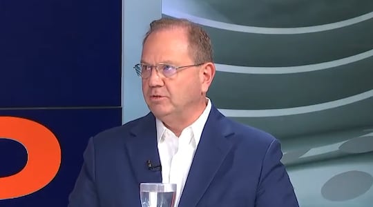 El precandidato de Honor Colorado a la intendencia de Asunción, Camilo Pérez, en los estudios de ABC TV.