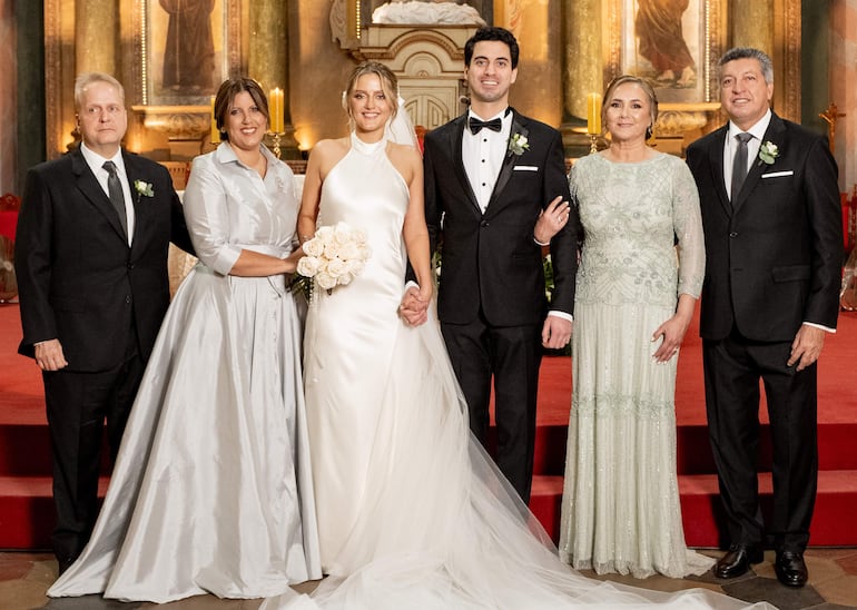 Fueron sus padrinos Raúl Breuer Rodríguez Alcalá y Claudia María Delgado Puentes, María Angélica Schomburgk Arias y Juan Carlos Álvarez Salomón.