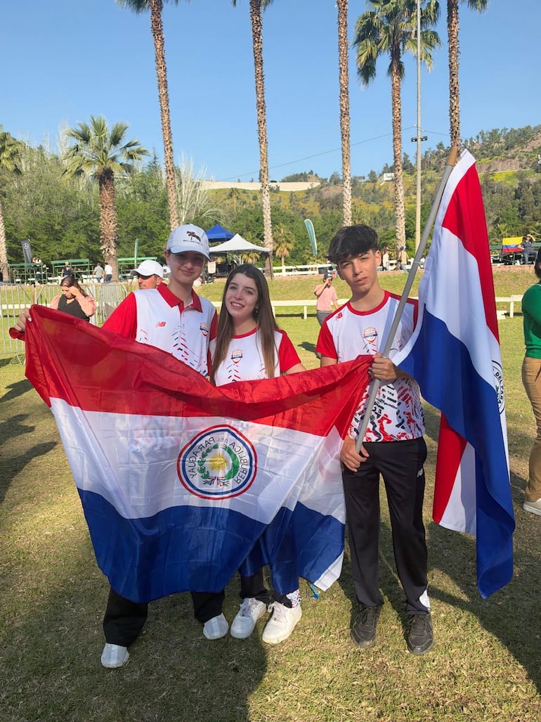 Giovanna Santi, Stephania y Juan Ignacio Pena, con buena faena en 1.20, ubicándose en tercer puesto en el primer dia de las justas sudamericanas.