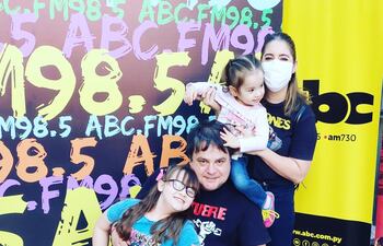 Federico Arias y Marly Cáceres con sus hijas Luciana y Alessia.