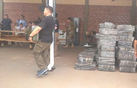 Parte se la carga de marihuana decomisada en Puerto Marangatu, en la víspera, siendo pesada por personal de la Senad en Saltos del Guairá.