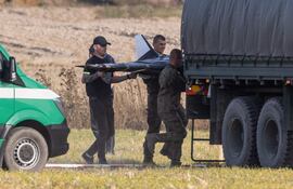 Drones rusos son llevados por miembros del equipo de defensa nacional de Polonia.