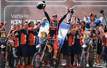 Extraordinario desenlace en motos. Victoria de Luciano Benavides, quien festeja en el podio rodeado de su equipo KTM.
