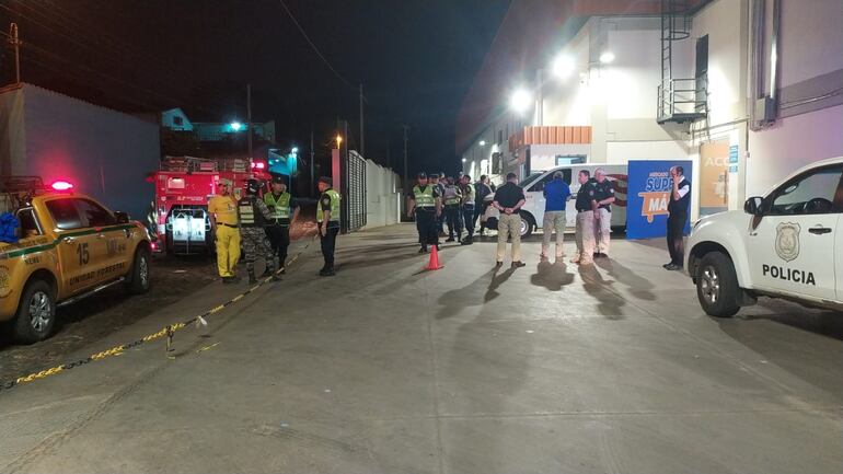 Agentes de la comisaría séptima de Ñemby acudieron tras el asalto que dejó varios heridos.