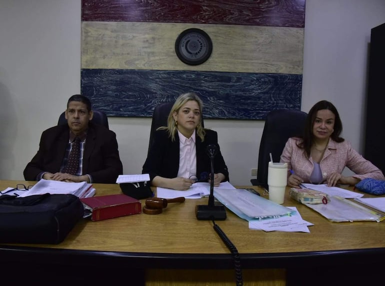 María Fernanda García de Zúñiga en chaqueta oscura, junto a Juan Carlos Zárate Pastor y Yolanda Portillo, en reunión formal con documentos.