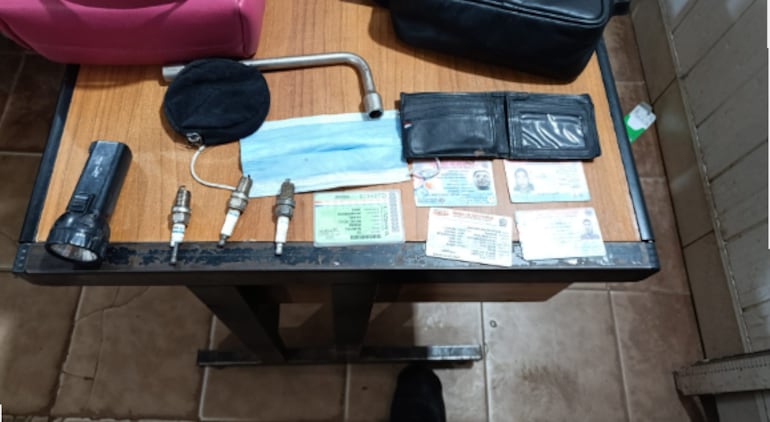 Los policías también encontraron los elementos que usan los maleantes para asestar sus golpes a los vehículos estacionados.