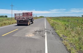 Camino asfaltado que conecta San Miguel con la compañía Arazapé presenta severos daños en la calzada, con tramos levantados y cortes totales que representan un riesgo para conductores y pobladores de la zona.