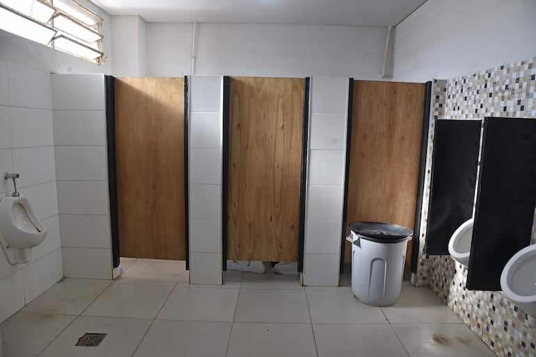 Sanitarios de la Estación de Buses de Asunción. Pese a la remodelación, la limpieza sigue siendo una deuda pendiente.