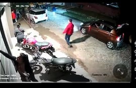 Captura de circuito cerrado en que una supuesta funcionaria judicial, comanda por el intendentable cartista Julian Vega (campera roja), destruye propaganda electoral de sus contrincantes. Fue divulgado en un foro de vecinos del barrio San Jorge de Mariano Roque Alonso.