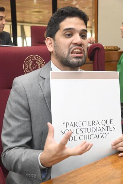 Raúl Benítez protestó contra el ministro de Economía, quien trató de ignorantes a los estudiantes de la UNA.