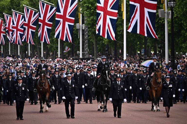 Miembros de la Policía británica rinden honores a la Reina Isabel. (AFP)