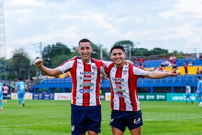Santiago López (izquierda) y Sebastián Benítez, futbolistas del victorioso Benjamín Aceval.