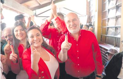 La diputada  cartista Rocío Abed (izq.) y el director general paraguayo de Itaipú, Justo Zacarías Irún, ayer tras votar en Ciudad del Este. También aparece la diputada cartista Bettina Aguilera.