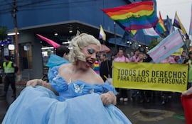 Una persona participa en una marcha por el Día Internacional del Orgullo LGTBI este sábado, en Asunción (Paraguay).