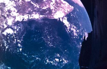 Vista de la Tierra tras el despegue de la misión europea JUICE, que emprendió viaje a Júpiter.