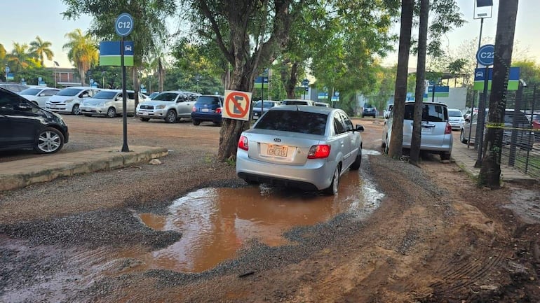 En días de lluvia, el estacionamiento se convierte en un lodazal.