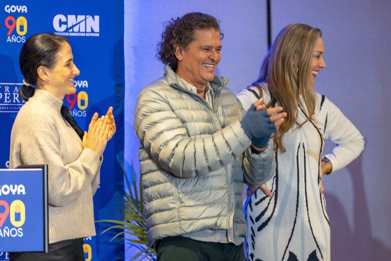 El cantante colombiano Carlos Vives reacciona junto a su esposa Claudia Elena Vásquez (d) durante un acto promocional de su gira este miércoles, en Nueva York (Estados Unidos).