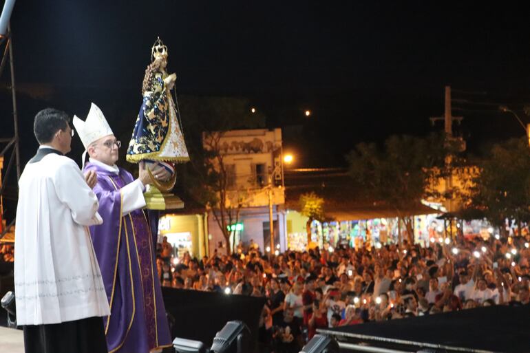 La explanada de la basílica estuvo repleta de fieles.