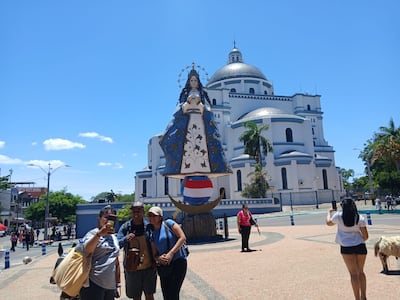 Peregrinos, con mucha emoción, se toman fotos frente a la imponente escultura de la Virgen de Caacupé.