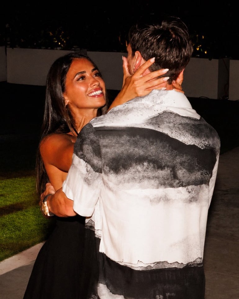 Antonela Roccuzzo y Leo Messi en una de las postales que compartió la esposa del 10 de la Albiceleste el día de su cumpleaños número 39. (Instagram/Antonela Roccuzzo)