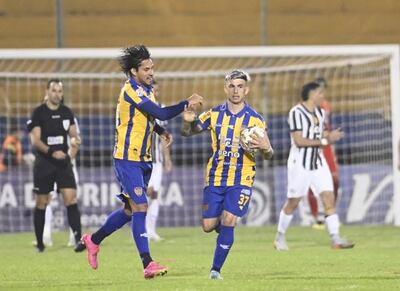 Jorge Benítez (I), delantero de Sportivo Luqueño, celebra un gol en el partido contra Libertad por la octava fecha del torneo Clausura 2024 del fútbol paraguayo en el estadio Feliciano Cáceres, en Luque.