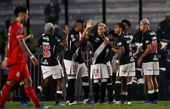 El mediocampista de Vasco da Gama, Adson, celebra con sus compañeros tras anotar el primer gol de su equipo durante el partido de fútbol de la fase de grupos de la Copa Sudamericana entre el Vasco da Gama de Brasil y Barracas Central de Argentina, en el estadio São Januário en Río de Janeiro, Brasil.