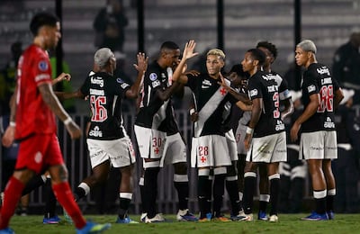 El mediocampista de Vasco da Gama, Adson, celebra con sus compañeros tras anotar el primer gol de su equipo durante el partido de fútbol de la fase de grupos de la Copa Sudamericana entre el Vasco da Gama de Brasil y Barracas Central de Argentina, en el estadio São Januário en Río de Janeiro, Brasil.