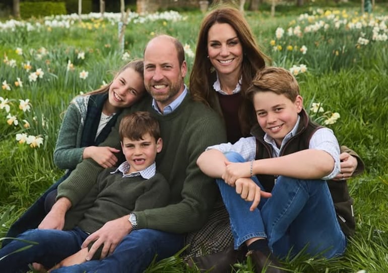 Con esta bella postal familiar, Kate Middleton y William de Inglaterra con sus tres hijos enviaron su saludo navideño.