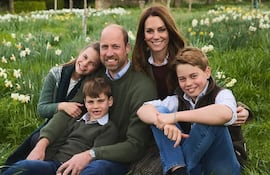 Con esta bella postal familiar, Kate Middleton y William de Inglaterra con sus tres hijos enviaron su saludo navideño.